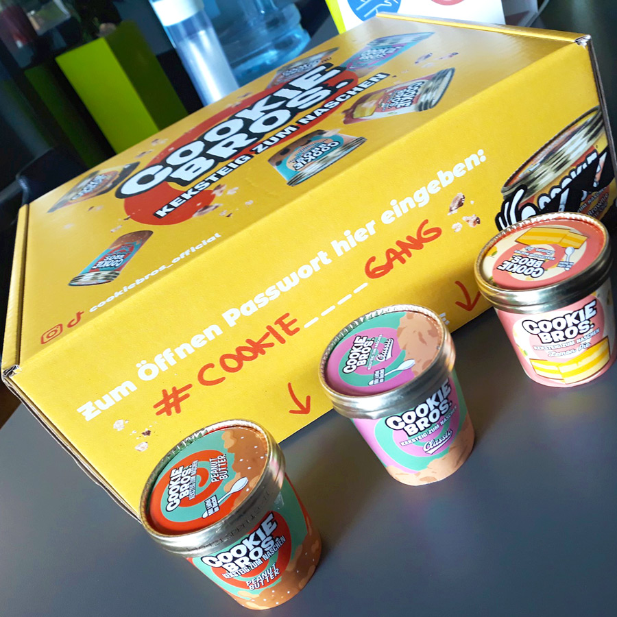 Aufgestellte Cookie-Bros Becher