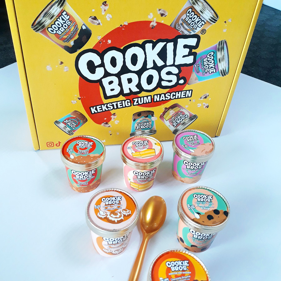 Cookie-Bros Verpackung mit Inhalt und goldenem Loeffel