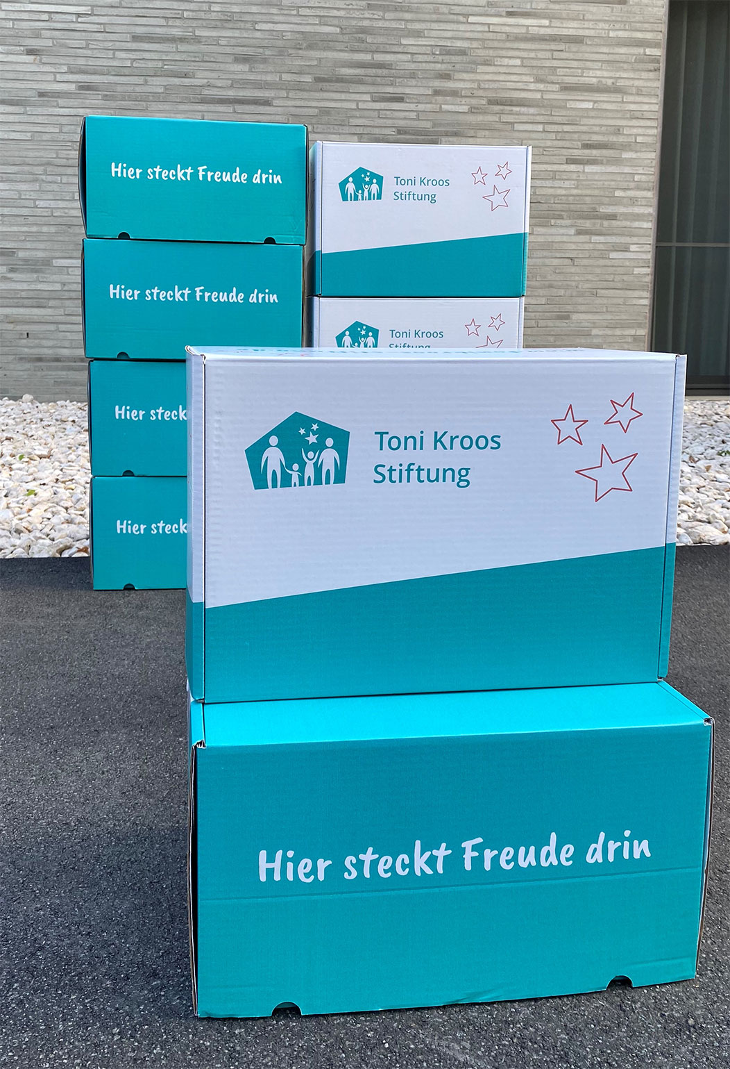 Kartons Toni Kroos Stiftung Nahaufnahme