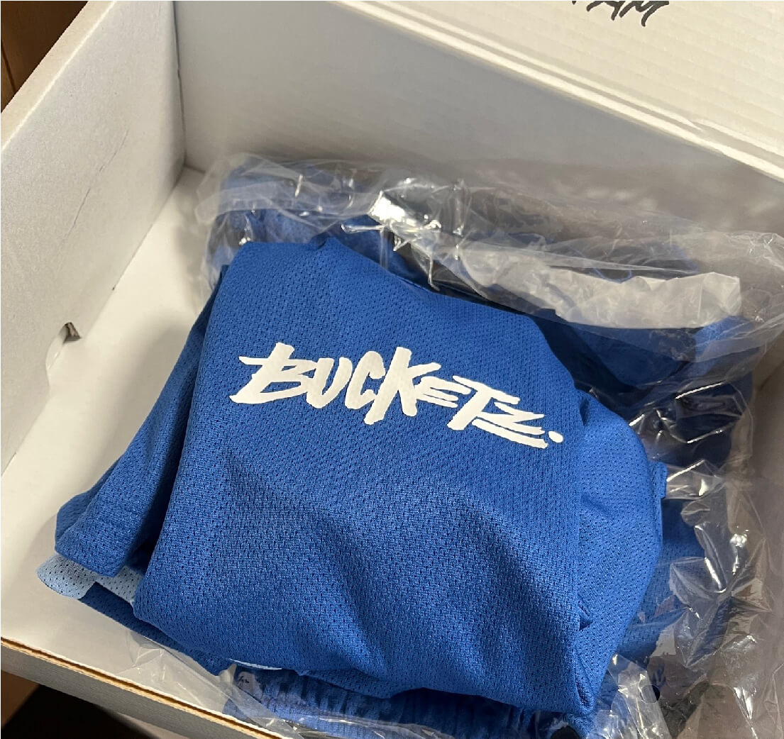 Bucketz Hoodie verpackt in einer Wellpappbox