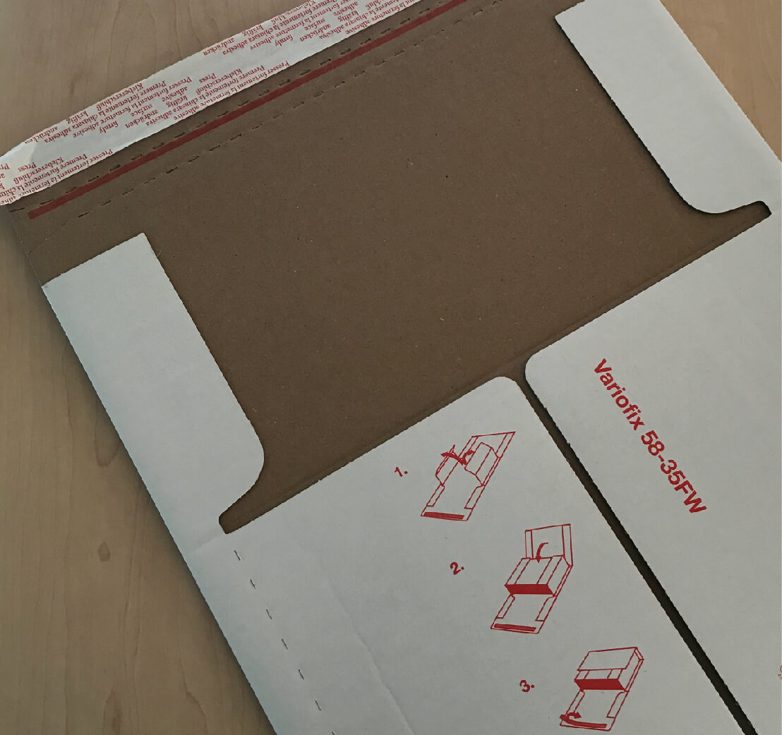 Aufgeklappte Verpackung mit selbstklebendem Verschluss