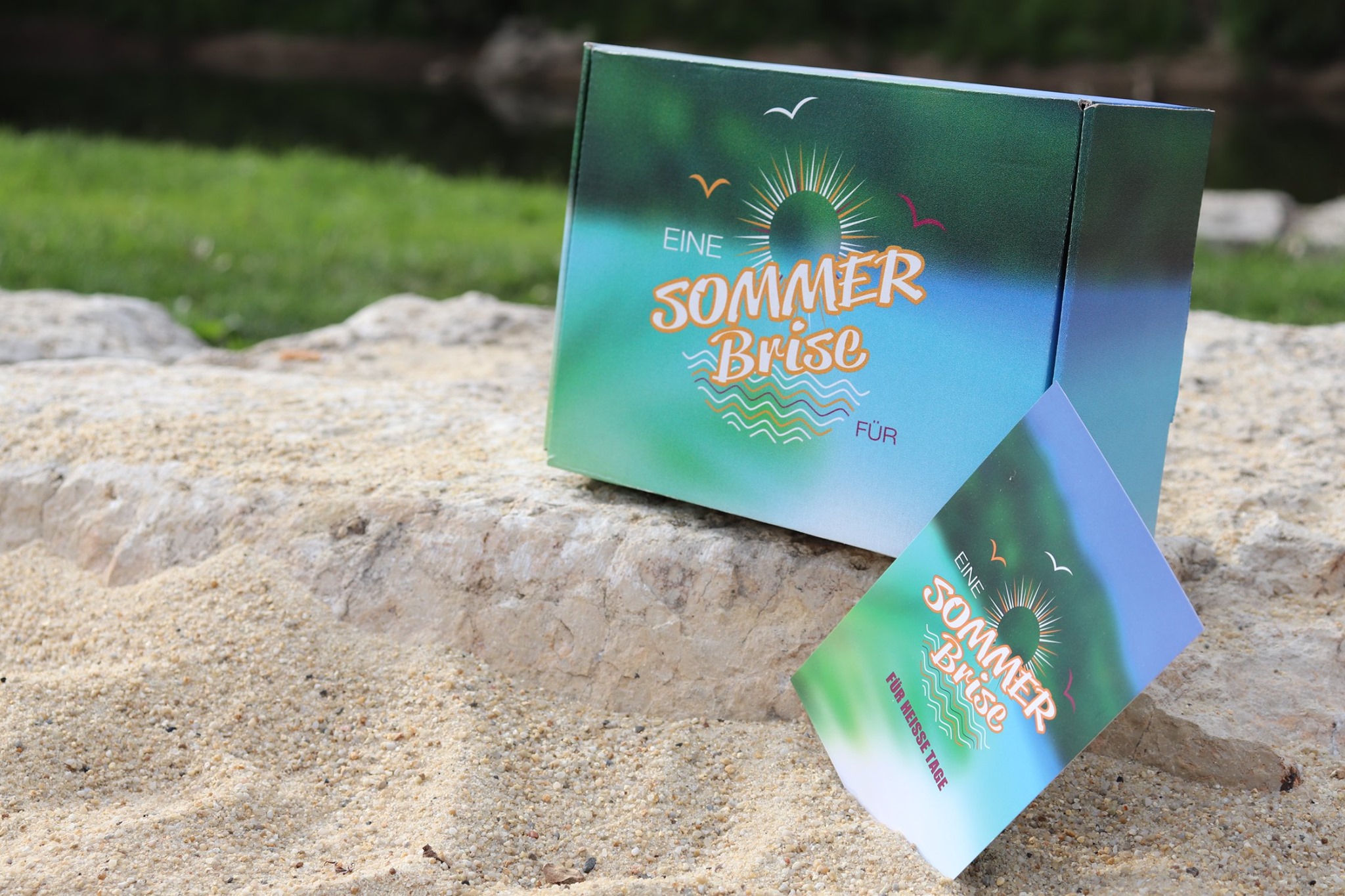 Sommerbox mit Flyer im Sand